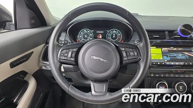 Jaguar E-PACE — фото 13