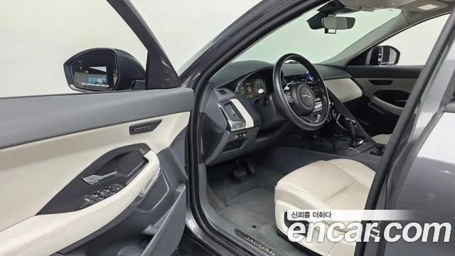 Jaguar E-PACE — фото 10