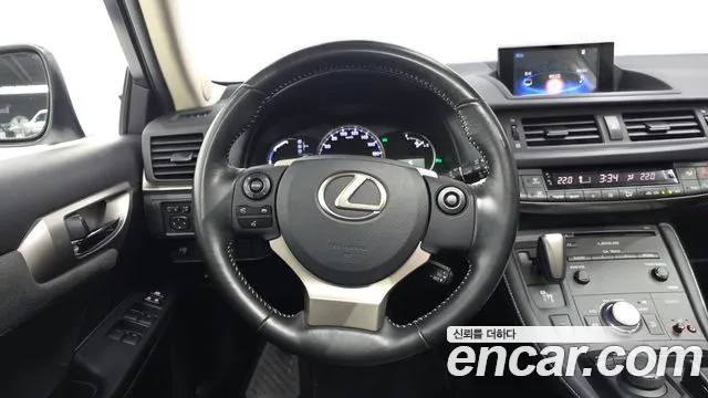Lexus CT200h — фото 11