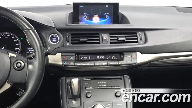 Lexus CT200h — фото 12