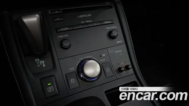 Lexus CT200h — фото 15
