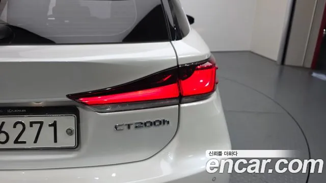 Lexus CT200h — фото 23
