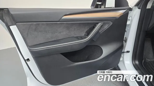 Tesla Model Y — фото 24