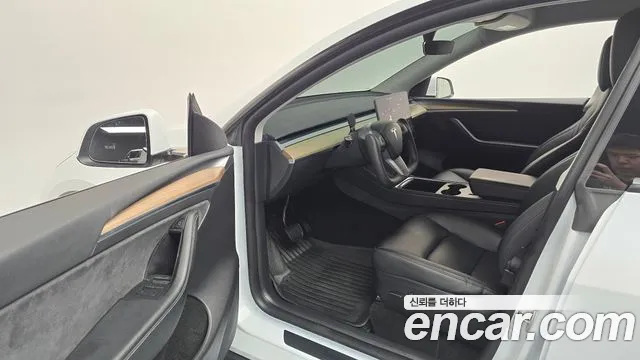 Tesla Model Y — фото 10