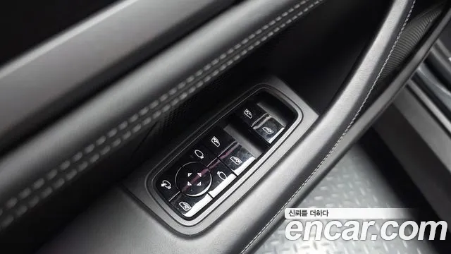 Porsche Taycan — фото 35