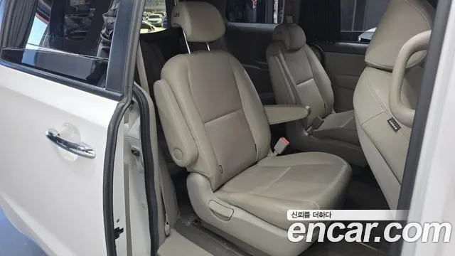 Kia Carnival — фото 11