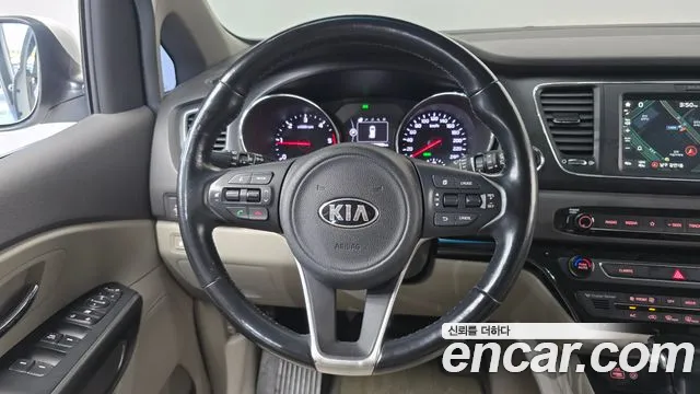 Kia Carnival — фото 12