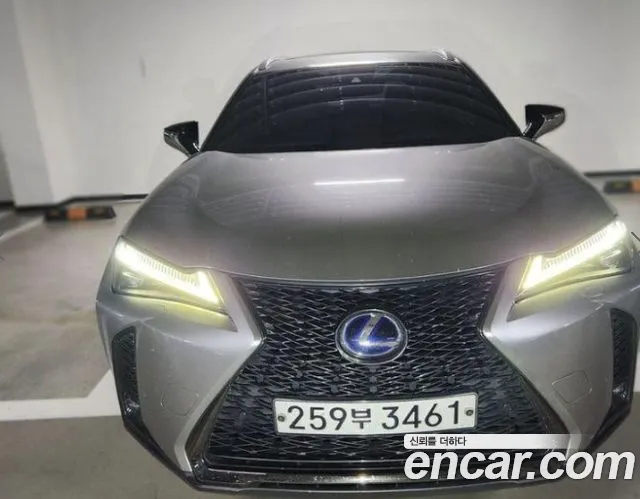 Lexus UX — фото 1