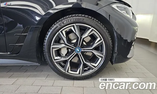 BMW i4 — фото 21