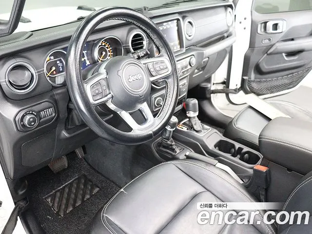 Jeep Wrangler — фото 12