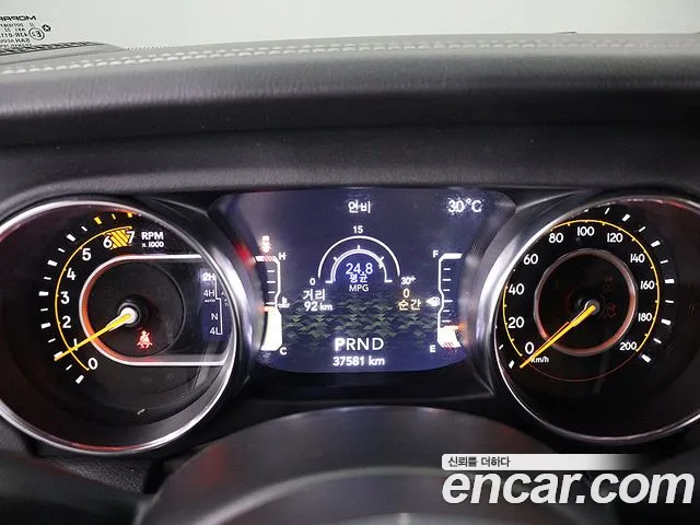Jeep Wrangler — фото 16