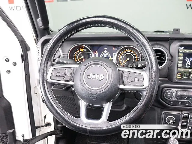 Jeep Wrangler — фото 10