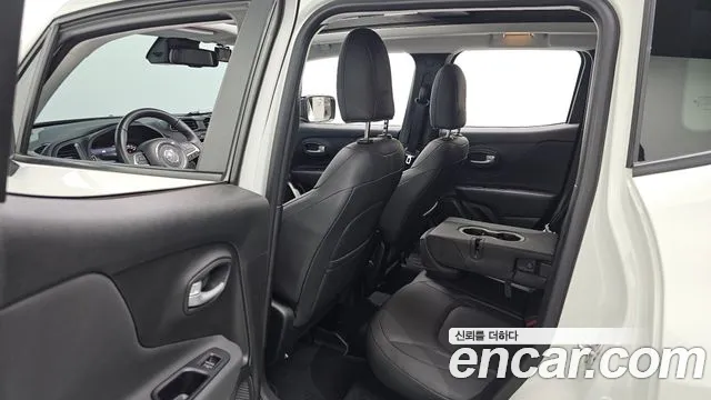Jeep Renegade — фото 12