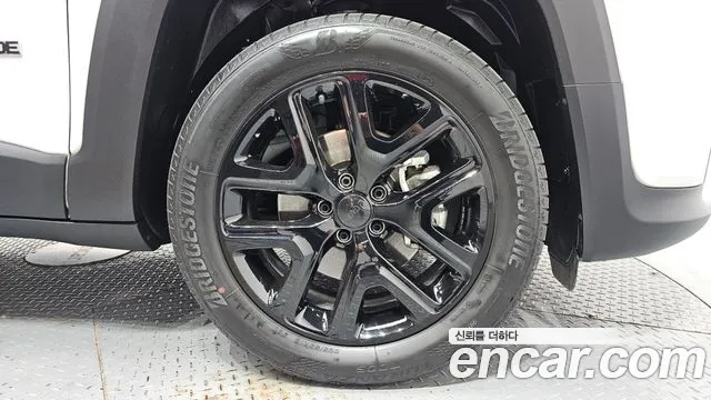 Jeep Renegade — фото 21