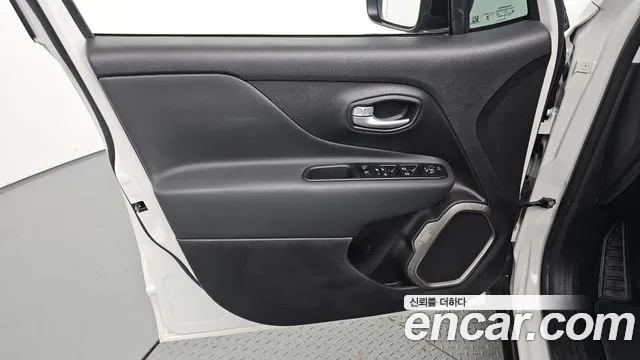 Jeep Renegade — фото 24