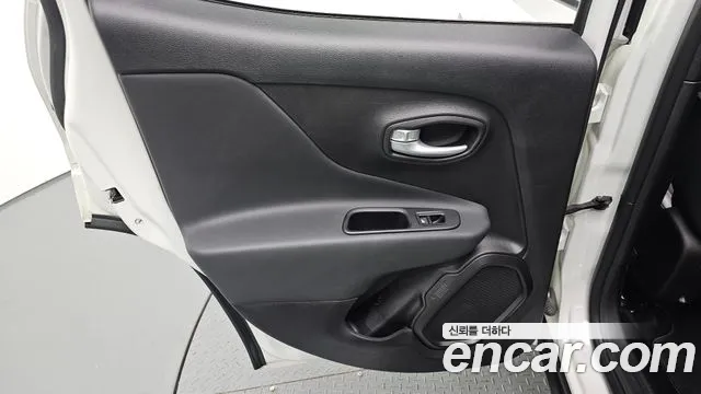 Jeep Renegade — фото 25