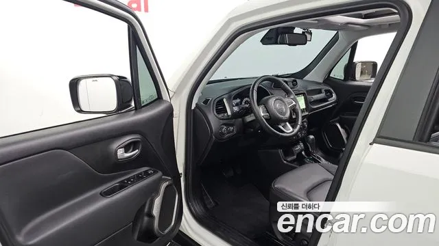 Jeep Renegade — фото 10