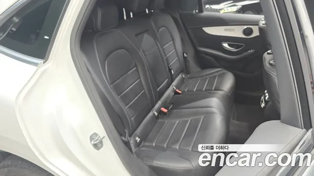 Mercedes-Benz EQC — фото 12