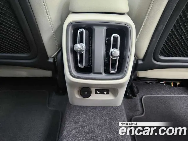 Volvo XC40 — фото 19