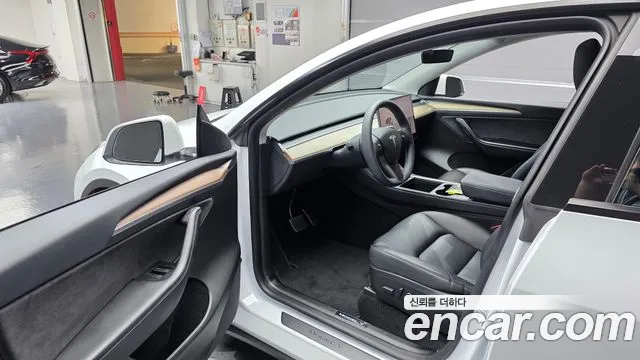 Tesla Model Y — фото 10