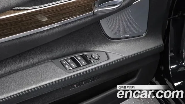 BMW 7-Series — фото 16
