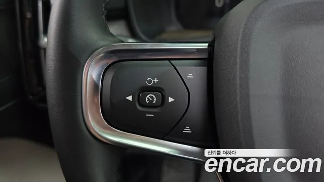 Volvo XC40 — фото 14