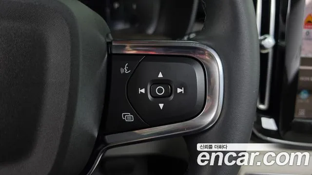 Volvo XC40 — фото 15