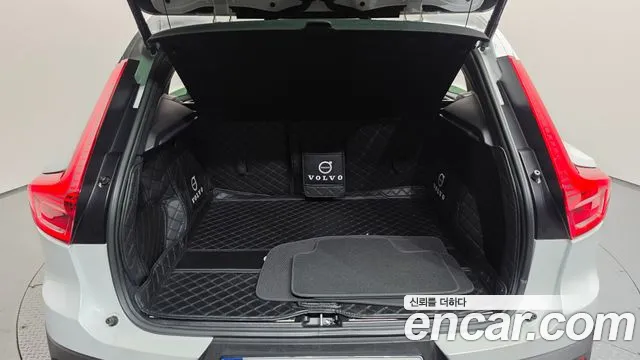 Volvo XC40 — фото 19