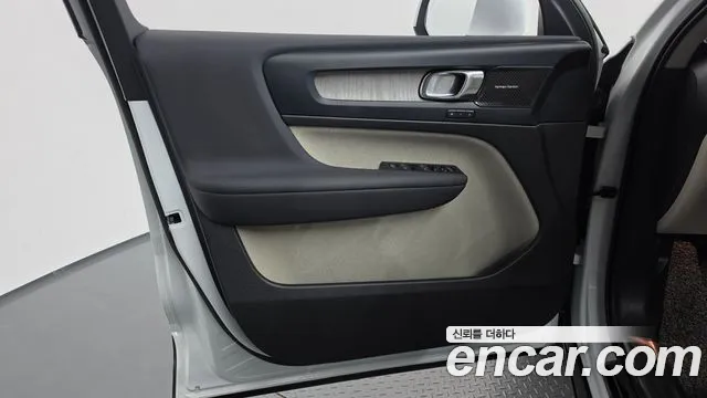 Volvo XC40 — фото 24