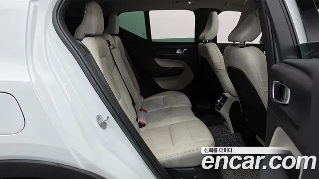 Volvo XC40 — фото 10