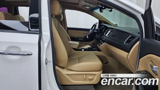 Kia Carnival — фото 11