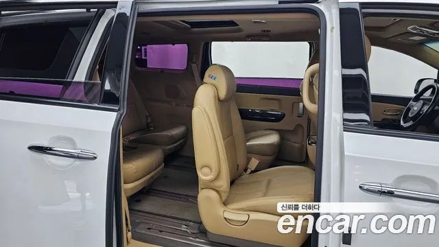 Kia Carnival — фото 12