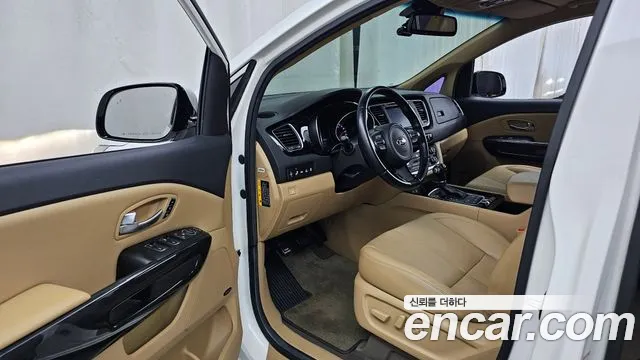 Kia Carnival — фото 10