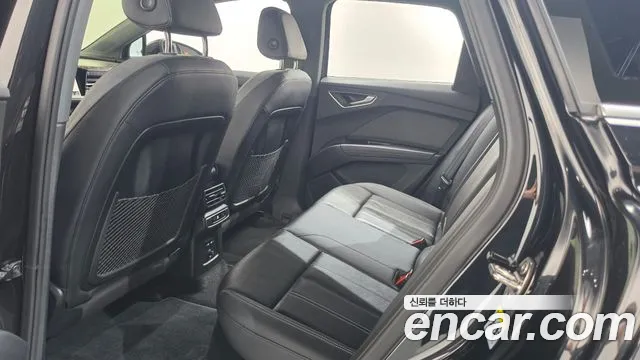Audi Q4 e-tron — фото 19
