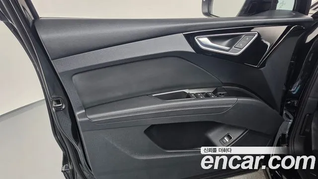 Audi Q4 e-tron — фото 24