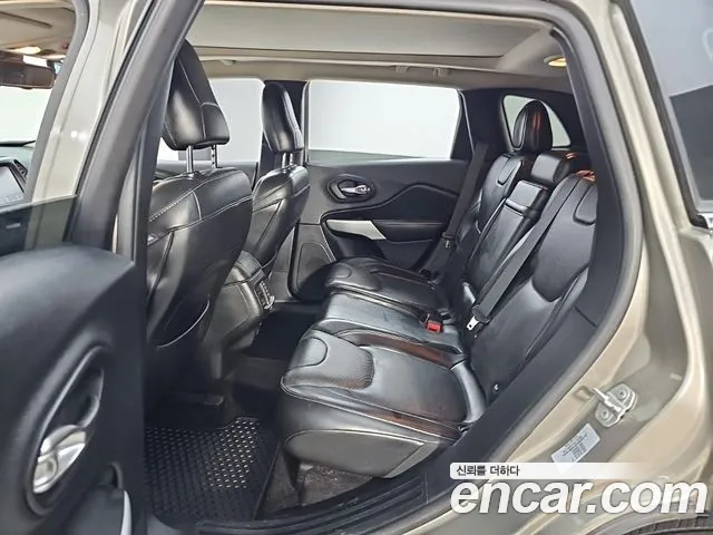 Jeep Cherokee — фото 12
