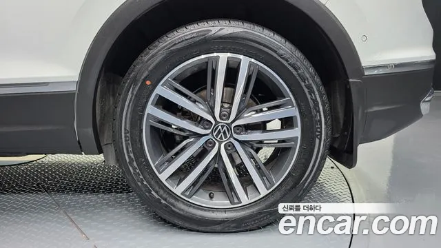 Volkswagen Tiguan — фото 21