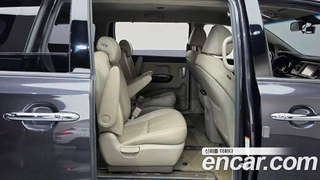 Kia Carnival — фото 11