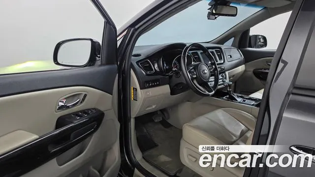 Kia Carnival — фото 10