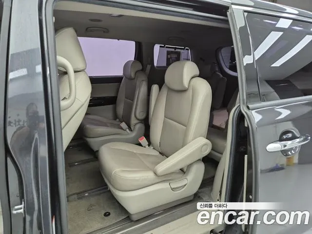 Kia Carnival — фото 12