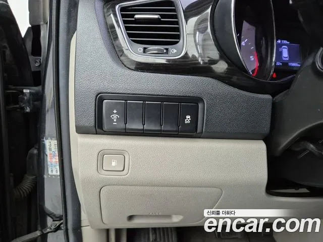 Kia Carnival — фото 16