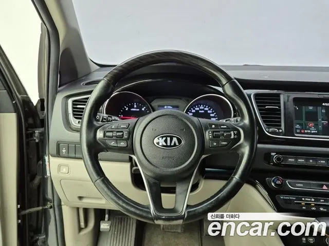Kia Carnival — фото 9