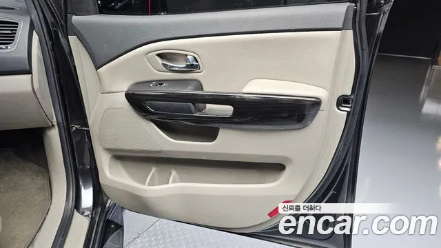Kia Carnival — фото 25