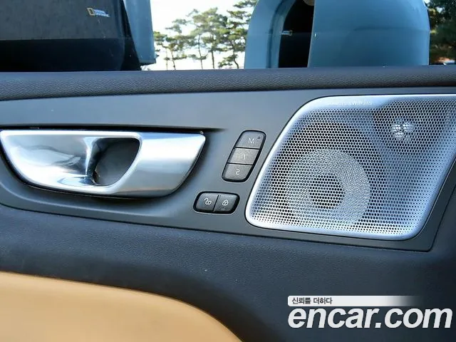 Volvo XC60 — фото 12