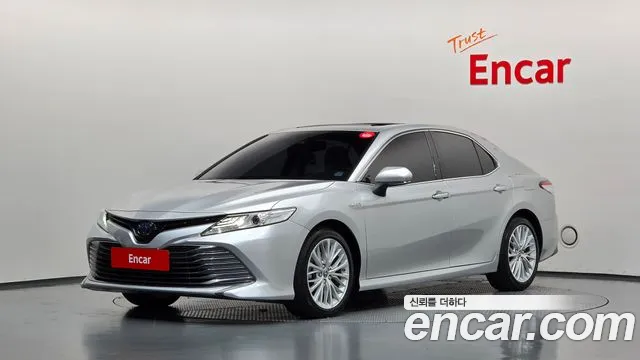 Toyota Camry — фото 1
