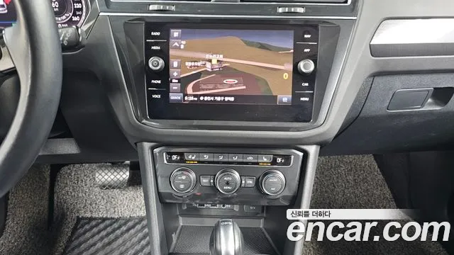 Volkswagen Tiguan — фото 12
