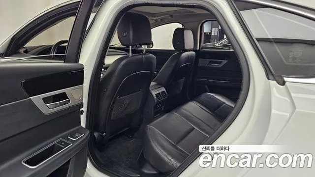 Jaguar XF — фото 12