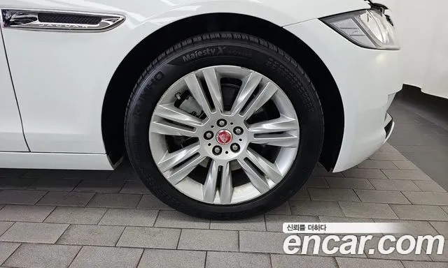 Jaguar XF — фото 21