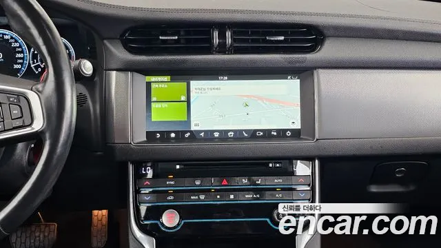 Jaguar XF — фото 27