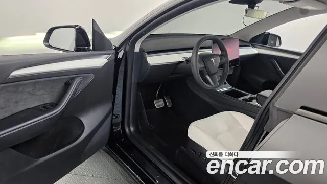 Tesla Model Y — фото 10